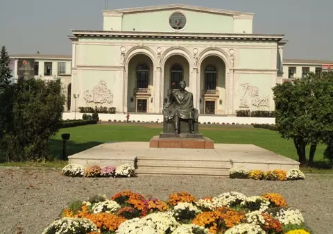 Ce frumos au reamenajat parcul Operei din Capitală!