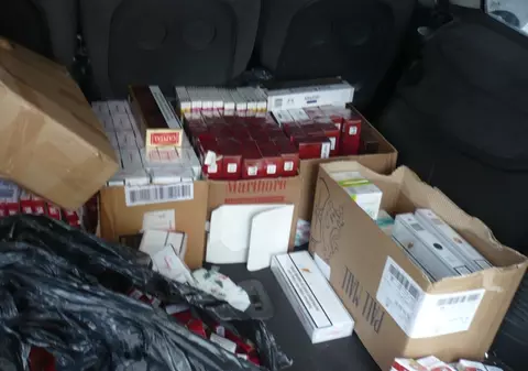 Captură de ţigări impresionantă! În traficul de ţigări, implicaţi şi 2 angajaţi de la Frontieră