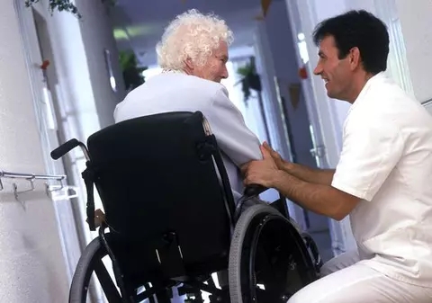 Situație disperată în toată țara! Însoțitorii persoanelor cu dizabilități, neplătiți de trei luni