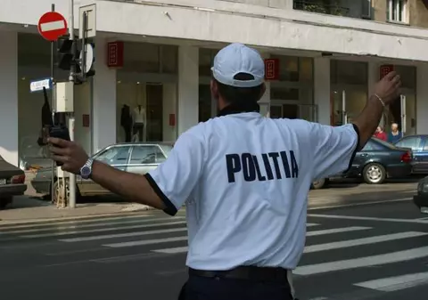 Polițist de la Secția 10 prins în flagrant primind 1.000 de euro mită 