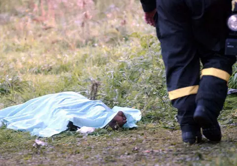 Bărbatul incendiat în curtea unei şcoli, în iulie, a murit înainte să fie ars
