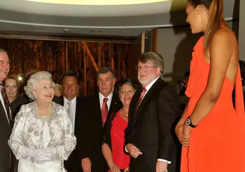 Foto | Ce mică e regina Marii Britanii!