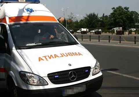 Pentru că poliţiştii au uitat să oprească circulaţia în zonă, un bărbat a fost călcat de tren de două ori!