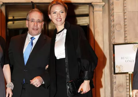 Foto | Scarlett Johansson, elegantă şi cu picioarele pline de vânătăi!