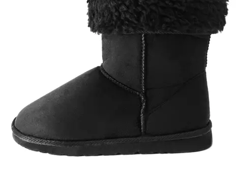 Cizmele Ugg false se fac din câinii enoţi jupuiţi de vii  în China
