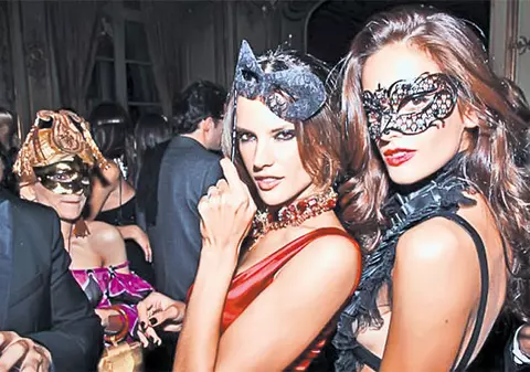 Petrecere de Halloween la clubul de swingeri