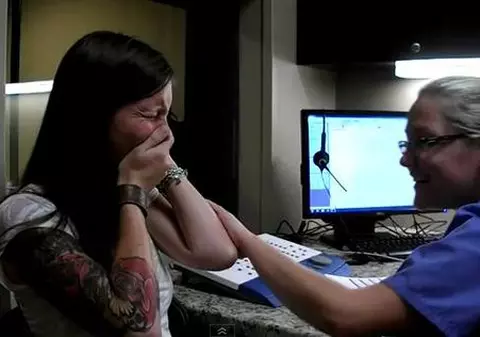 Video | O tânără și-a auzit pentru prima dată vocea la 29 de ani