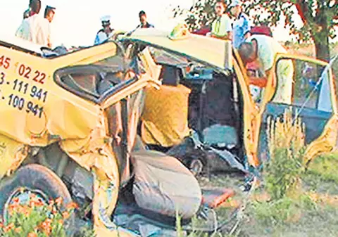 Patru bărbaţi abia întorşi în ţară, din Italia, victimele unui accident rutier: au murit în taxiul groazei