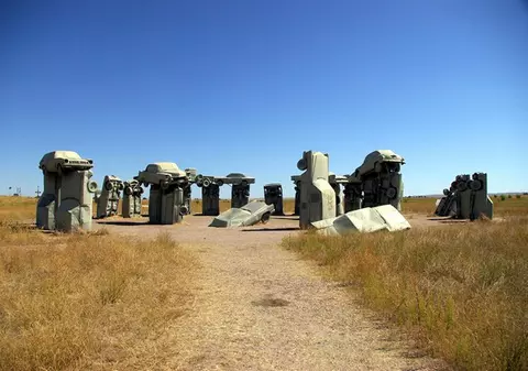 Foto | Un Stonehenge construit din maşini, scos la vânzare pentru 300.000 de dolari