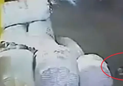 Video şocant | Fetiţă călcată de două maşini şi lăsată să moară, în stradă 