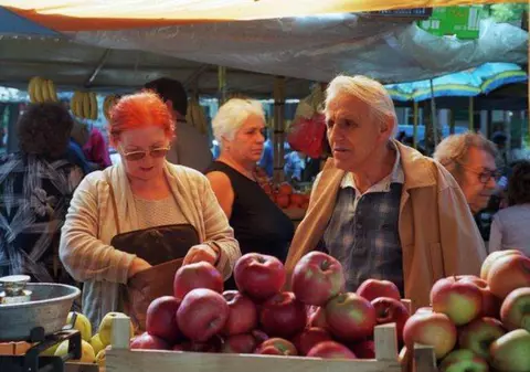 În weekend vor fi deschise patru pieţe volante în Capitală
