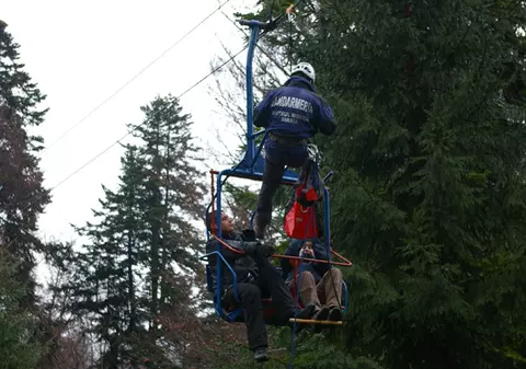 Antrenaţi să se caţere pe telescaune | FOTO