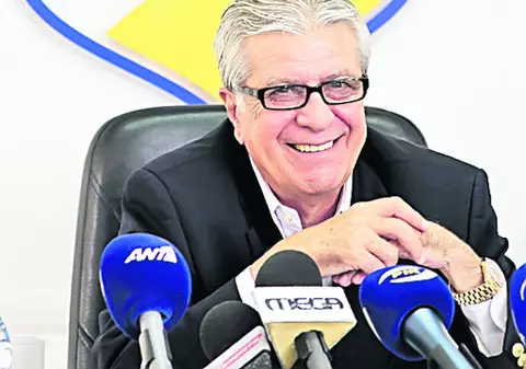 APOEL Nicosia, formaţia cipriotă care s-a calificat deja în «optimile» Ligii, e patronată de Foivos Erotokritou, un afacerist local implicat în tranzacţiile cu arme