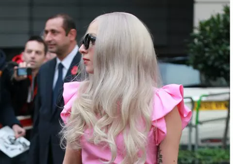 Foto | Lady Gaga suferă de o boală gravă? S-a îmbrăcat perfect normal!