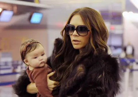 Care-i mai trendy, mama sau fiica?  Harper Seven o concurează pe Victoria cu ținute la modă | FOTO