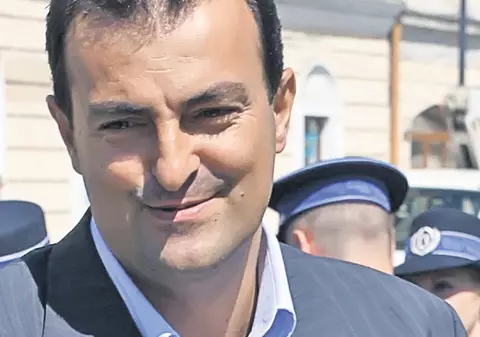 Apostu, supărat că n-a luat «rata» la timp!