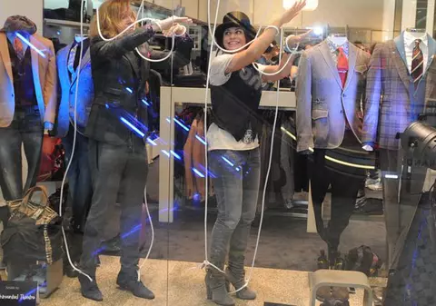 Foto | Adina Buzatu știe cum să-și binedispună clienții. Are spectacol de pantomimă în vitrină