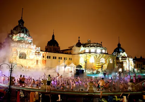 FOTO / Ungurii s-au bulucit noaptea la băile termale