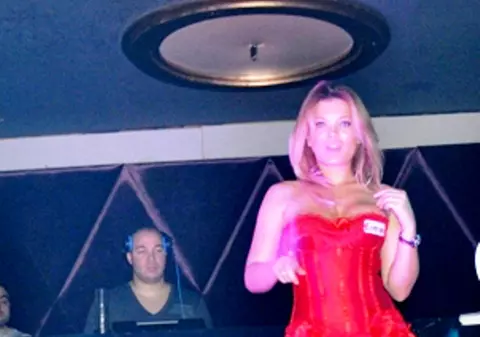 Uite cât de bună e Gina Pistol în lenjerie intimă roşie! Ea a împărţit prezervative clujenilor într-un club
