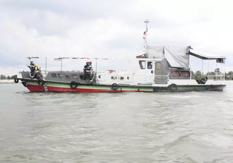 Foto | Pompierii Deltei sting incendiile de la bordul unei nave care a ”împlinit” un deceniu şi jumătate