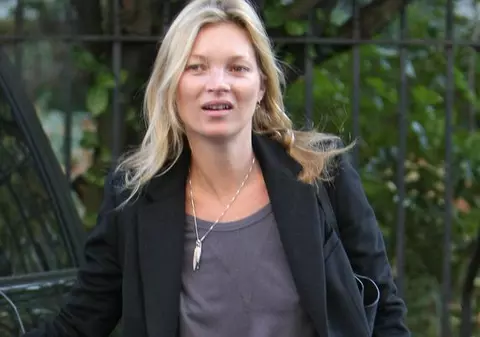 Foto | Care divă? Nemachiată, Kate Moss se pierde în mulţime: e ștearsă și banală