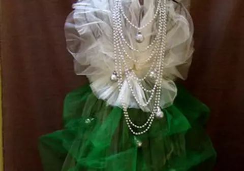 Mirela Stelea ajută copiii în dificultate. A creat un brad unicat din voal și mărgele!