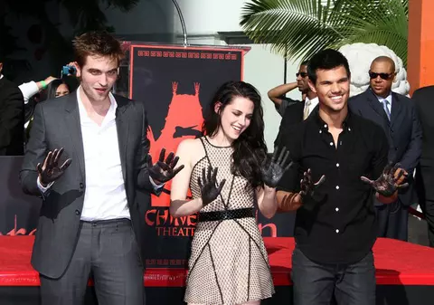 Foto | Actorii din "Twilight" şi-au lăsat amprentele în cimentul de la Hollywood