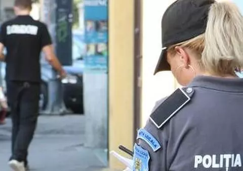 Poliţistă înjunghiată după ce s-a bătut cu patru scandalagii