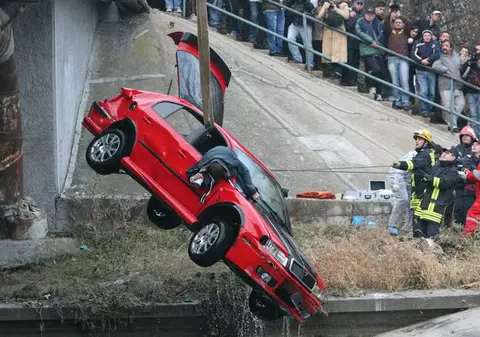 Imagini șocante de la accidentul din Floreasca! Mașina scufundată, scoasă de scafandri - FOTO