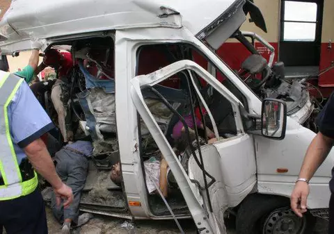 Ciocnire violentă între două microbuze în județul Neamț. Doi copii, printre cele șase victime