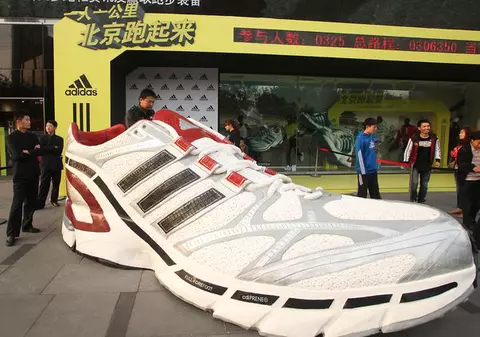 Adidas va face încălţările de un dolar în India
