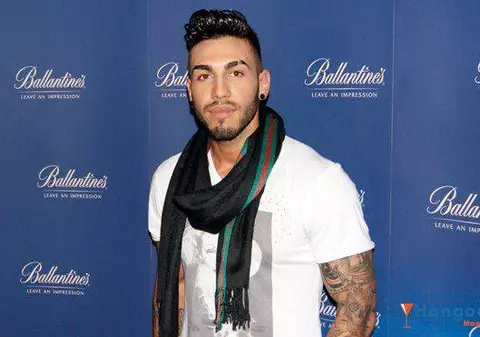 Alex Velea face show cu 20 de manechine aproape goale