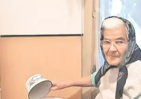 Locuieşte într-un bloc cu datorii de sute de mii de lei la utilităţi: ”De 11 ani nu am apă caldă”