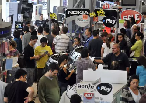 Black Friday: A folosit sprayul cu ardei iute ca să fie prima la raionul de electronice