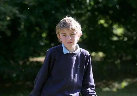 Un puști, premiat că a mers la școală în fustă