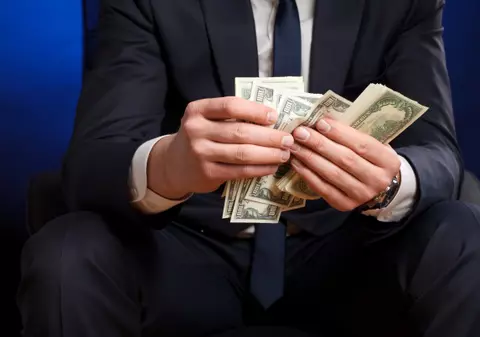 Reţinut pentru că lua credite cu acte false