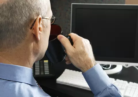 Un pompier şi-a bătut şeful fiindcă l-a ”deranjat” de la cafea