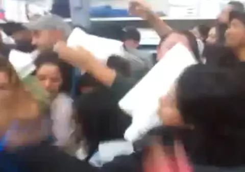 Zeci de femei se calcă în picioare pentru nişte prosoape, la Black Friday | VIDEO
