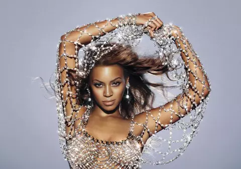 Câştigă cei mai mulţi bani pe minut! Află despre ce cântăreaţă este vorba!