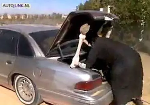 Tupeu de borfaş! I-au furat maşina şi apoi l-au sunat pe păgubaş să-i vândă sculele din portbagaj