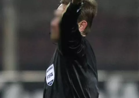 Încă un arbitru şi-a tăiat venele