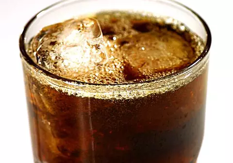 Bea săptămânal 42 de litri de cola