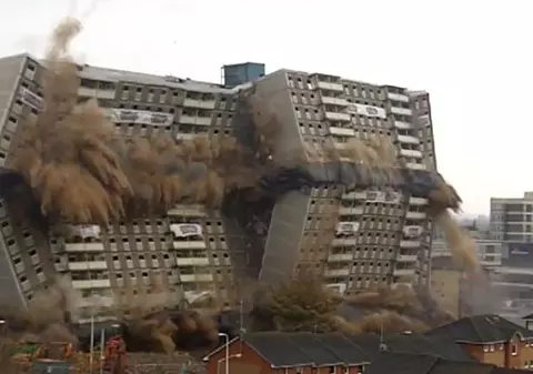 Video | Spectaculos! Uite cum s-a transformat în moloz un bloc cu 17 etaje!