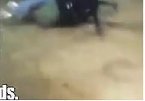 Cea mai ciudată distracție! Uite cum se rotește cu scaunul | VIDEO