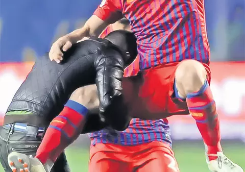 Huliganul Dragoş Enache îşi bagă tatăl bolnav la înaintare