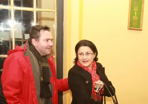 Ecaterina Andronescu poartă eşarfă roşie de firmă!