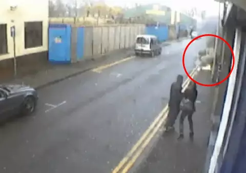 Cât noroc! Dacă mergeau mai repede, exploda canalul sub picioarele lor  | VIDEO