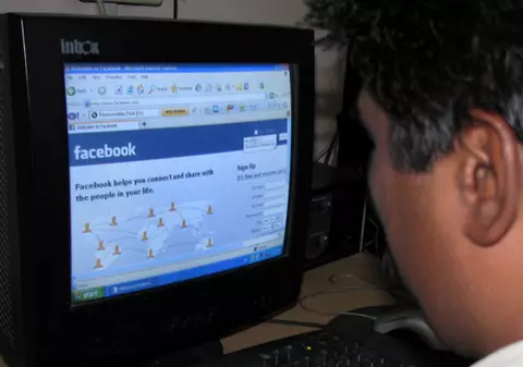 Efectul Facebook: avem mai puţini prieteni apropiaţi, dar cunoaştem mai multe persoane