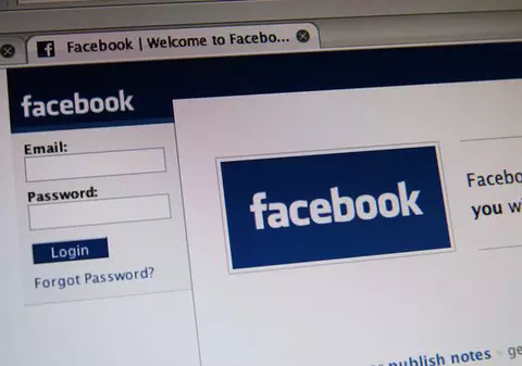 A rupt prietenia pe Facebook şi s-a lăsat cu scântei. De nervi, fosta prietenă i-a dat foc la casă! 