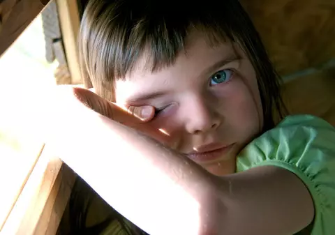 Paranormal! Unei fetiţe din India îi "curg" pietre din ochi